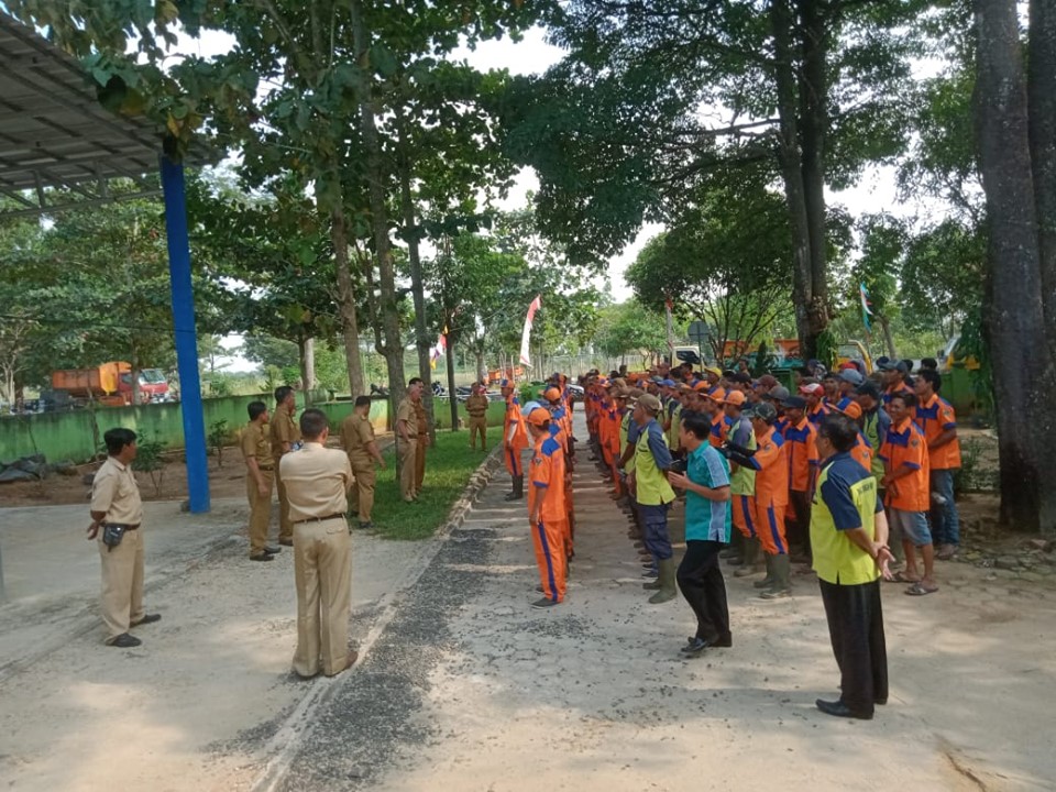  Apel Pagi Besar Dinas LH Lingkungan bersama seluruh Petugas Kebersihan Lampung Tengah di Taman Dinas LH Lampung Tengah 1 Juli 2019